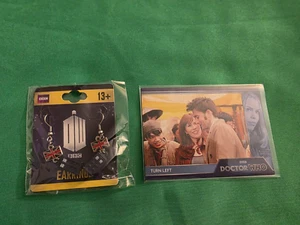 Doctor Who Tardis Union Jack Pendientes y Gire a la Izquierda Tarjeta Coleccionable Nuevo Regalo Lote de 2 - Imagen 1 de 6