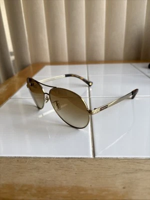 Gafas de sol Coach HC7019 (L053 Elaina) marco tortuga oscuro 59/13/135 marrón Foto 1 de 4