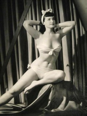 Foto vintage de Bettie Page 177 Oddleys Strange & Bizarre Foto 1 de 2