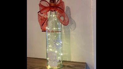 'Tis the Season' rojo troquelado vinilo logo botella de vino linterna con muñeco de nieve blanco  Foto 1 de 4