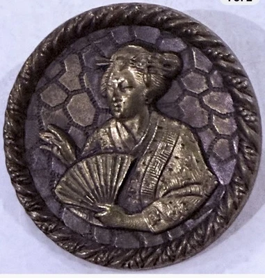 Antiguo botón de metal con imagen de geisha/mujer asiática Foto 1 de 2