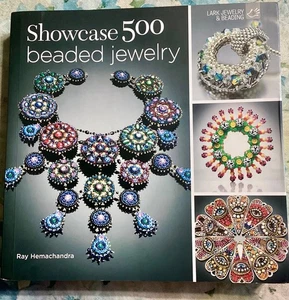 Showcase 500 Beaded Jewelry: Photos of Beautifully Crafted Jewelry and Designers - Bild 1 von 5