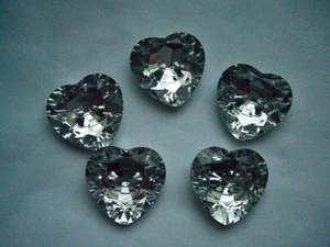 CLEAR , DIAMOND CUT, JEWEL EFFECT SPARKLY HEART SHAPED  BUTTONS x 5 Free P & P - Picture 1 of 3