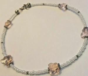 SCHÖNES WEISSES PERLEN FUSSKETTCHEN MIT ROSA SCHMETTERLING PERLEN/SILBERAKZENTEN/9 ZOLL - Bild 1 von 3