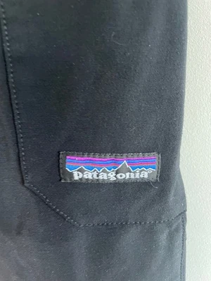 Pantalones negros Patagonia Quandary regulares para hombre talla 32, usados Foto 1 de 4