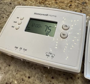 Honeywell RTH230081038 5-1-1 Day Programmable Thermostat Digital Low-Voltage HVA - Picture 1 of 9