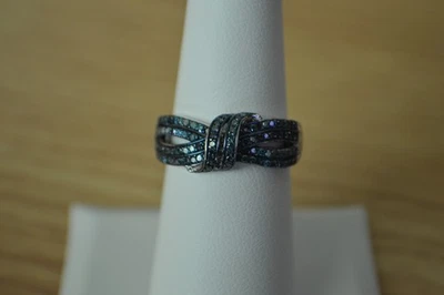Anillo torcido de diamantes azules de 0,50 quilates enchapado en rodio sobre plata de ley talla 7 Foto 1 de 4