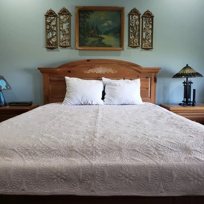 King Quilt 100x88 Reversible Lavender Dusty Rose Pinsonic Medallion Farmhouse - Image 1 of 4