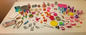 Lotto 111 accessori alimentari Barbie vintage tazze piatti padelle cibo soda torta altro - Foto 1 di 11