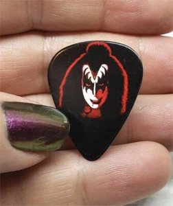 Gene Simmons Full Make Up Illustrazione Plettro Chitarra Spilla Bavero o Cravatta Tack - Foto 1 di 2