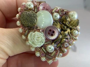 Valentine Heart Buttons & Beads Handcrafted Vintage Resin Brooch Pin V-10000 - Picture 1 of 3