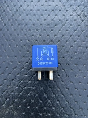 Mercedes Benz W124 W201 190D 300E 500E Blue 15a Fuel Pump Relay 4-Pin 0025420119 - Image 1 of 4