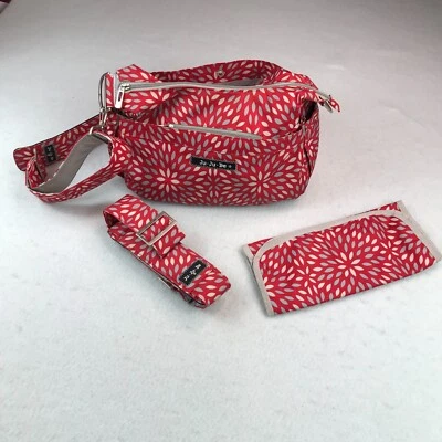 Bolsa de pañales Ju-Ju-Be en pétalos escarlatas estampado floral correa ajustable manchada bebé Foto 1 de 4