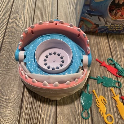 2017 Shark Bite Board Game 12 Sea Creatures Complete - Image 1 of 4