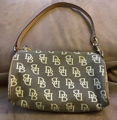 Cartera pequeña marrón Dooney & Bourke Baguette Foto 1 de 4