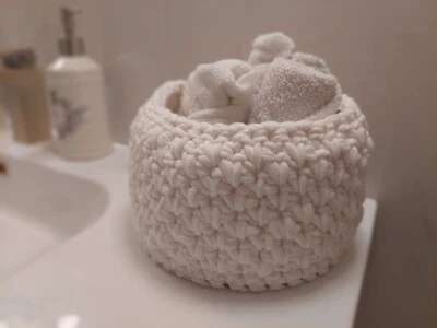 cestino di cotone 100% color panna, fatto a mano all'uncinetto con base di legno - Immagine 1 di 4