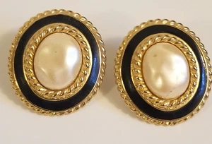 Vintage Carolee Faux Pearl Black and Gold Toned Metal Enamel Earrings 1" Oval - Picture 1 of 8