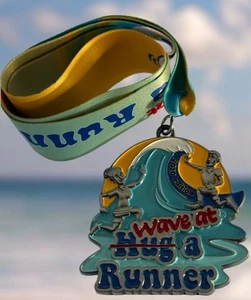 Wave At A Runner 2020 Laufmarathon Medaille, Run The Edge - Bild 1 von 13