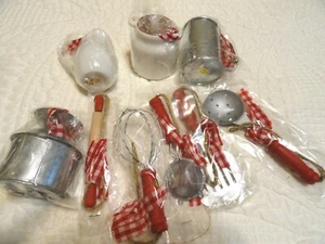 9 utensili da cucina in miniatura ornamenti rosso gingham corda da appendere - Foto 1 di 4