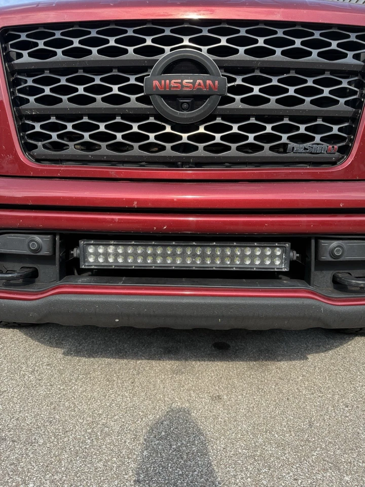 Nissan Titan 2016-2019 montaje de barra de luz flotante sin taladro Foto 1 de 4