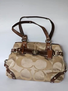 Bolso de hombro Coach 13303 con monograma Carly Biege firma - Imagen 1 de 23