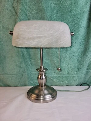 "Lámpara Bankers de 15"" con pantalla de vidrio esmerilado blanco" Foto 1 de 4