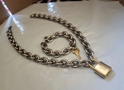 Auténtica llave con candado Louis Vuitton y collar pulsera de acero inoxidable sin marca Foto 1 de 4