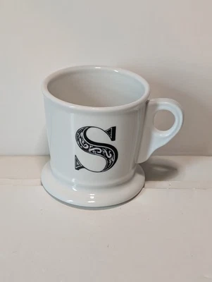 Caneca de café Anthropologie monograma letra S preto branco copo estilo barbear - Imagem 1 de 4