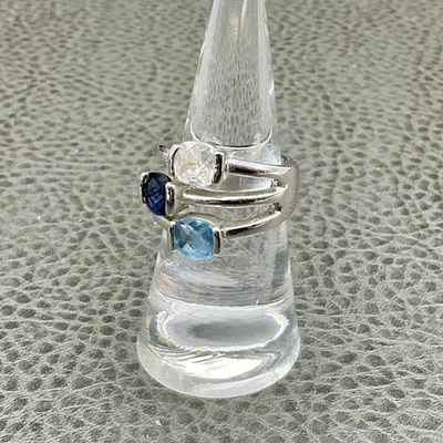 Anillo Lia Sophia Talla 7 Anillo Triple Piedra Azul Transparente Vástago Dividido Tono Plata Foto 1 de 4