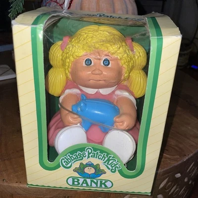 Cabbage Patch Niños Banco Niña Cabello Rubio Rosa Vestido Hucha De Colección 1980 Nuevo Foto 1 de 4