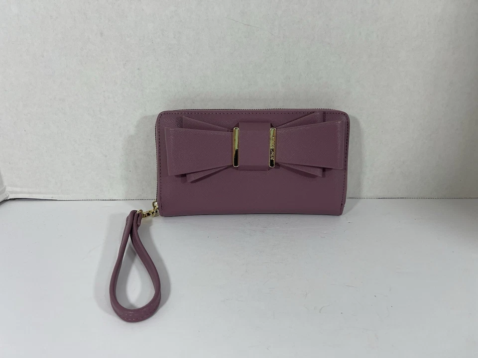 Muñequera billetera Betsey Johnson con cremallera alrededor morada lazo para mujer Foto 1 de 4