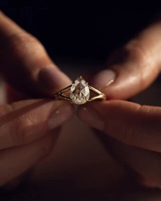 Уникальное помолвочное кольцо с одним муассанитом грушевидной огранки 1,41 карата с покрытием из розового золота 14 карат - Изображение 1 из 4