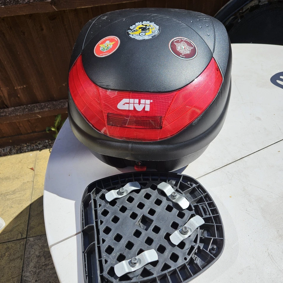 Triumph SPEED TWIN 900 2022 TOP BOX Givi - image 1 of 4