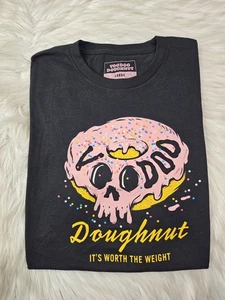 Camiseta Voodoo Donuts Rosa Esmerilado 💀 Logo Gráfico Vale la pena el peso (L) - Imagen 1 de 8