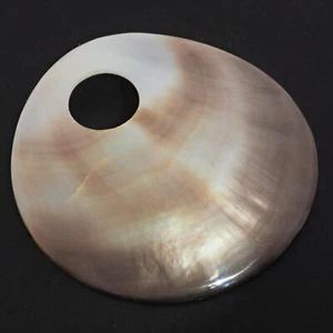 "Colgante de carcasa madre perla lustroso Blacklip 72 mm, 2 3/4" - Imagen 1 de 1