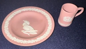 Wedgwood Jasperware ROSA 4 1/2" PLATO con Cacatúa y Pequeña TAZA Miniatura 1 1/2" - Imagen 1 de 4