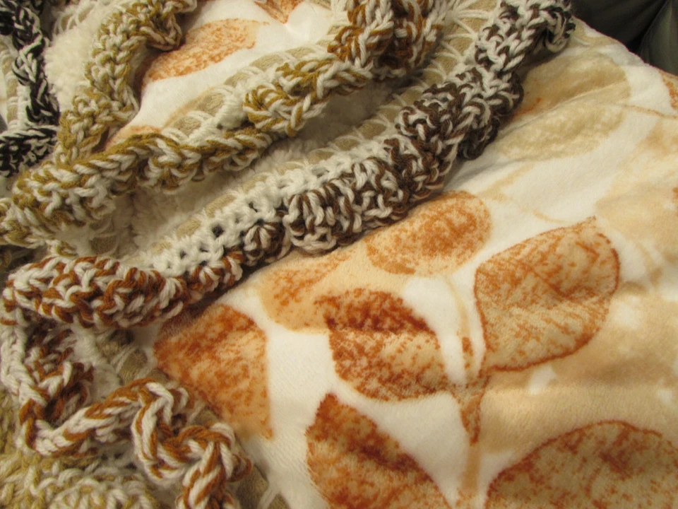 Manta de felpa reversible de gran tamaño beige tostado crema marrón hojas ganchillo Foto 1 de 4