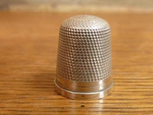 Un bonito dedal antiguo pequeño de plata James Fenton - Imagen 1 de 1