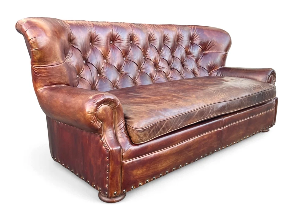 Sofá de cuero estilo Chesterfield vintage - Sofá acolchado marrón oscuro restaurado Foto 1 de 4