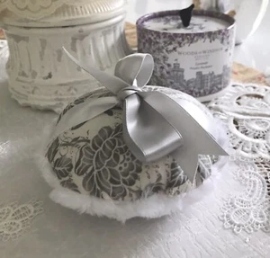 Körperpulver Talkum Applikator PUFF Large 5"" silbergrau Blumenmuster - Made in USA - Bild 1 von 8