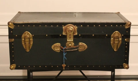 Vintage Steamer Trunk Footlocker Storage Chest 31L x 17W x 12H with key Cover