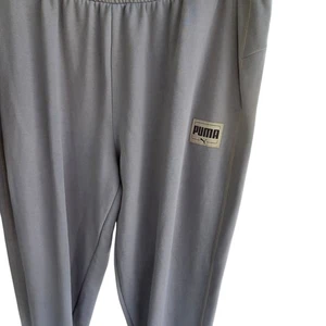 Pantalones deportivos PUMA para hombre calce relajado topo cintura elástica ajustable talla XXL - Imagen 1 de 6