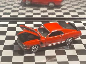1/64 1970 FORD MUSTANG BOSS 302 ROSSO CON STRISCE NERE M8 - Foto 1 di 4