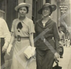CRIUST STREET VIEW IN ST LOUIS MISSOURI & jolies femmes marchant Atq années 1930 photo
