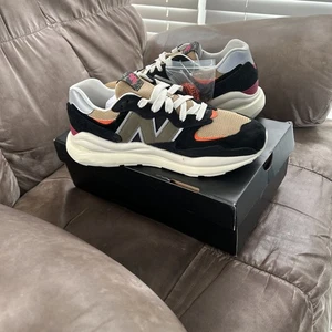 Größe 10,5 - New Balance 57/40 Lunar New Year - Black Poppy - Bild 1 von 7