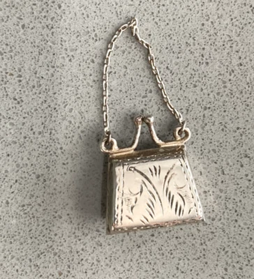 Pequeña caja de pastillas monedero grabada en plata de ley Foto 1 de 4