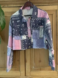Bershka Denim Button Paisley Taschentuch Kurzjacke ~ rosa/blau ~ Damen Gr. L - Bild 1 von 11