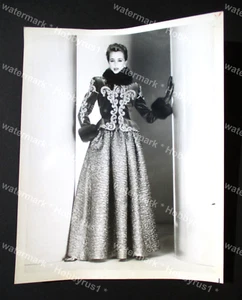 Glamorosa Moda Modelo Dorado Metálico Chaqueta Falda 1981 Original Foto de Prensa - Imagen 1 de 3
