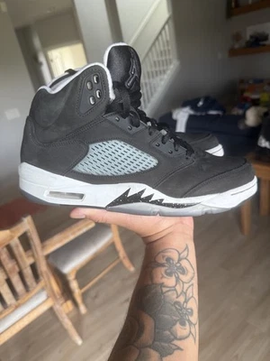 9.5 - Jordan 5 Retro Oreo - Moonlight 2021 - Image 1 of 4