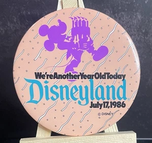 Bottone Compleanno Vintage 3 Pollici Pinback Disneyland 17 Luglio 1976 Topolino - Foto 1 di 1